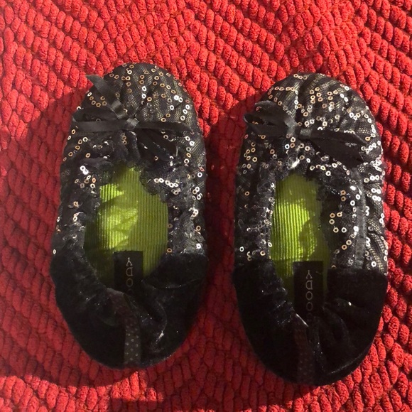 Kids slippers size medium - Picture 1 of 2